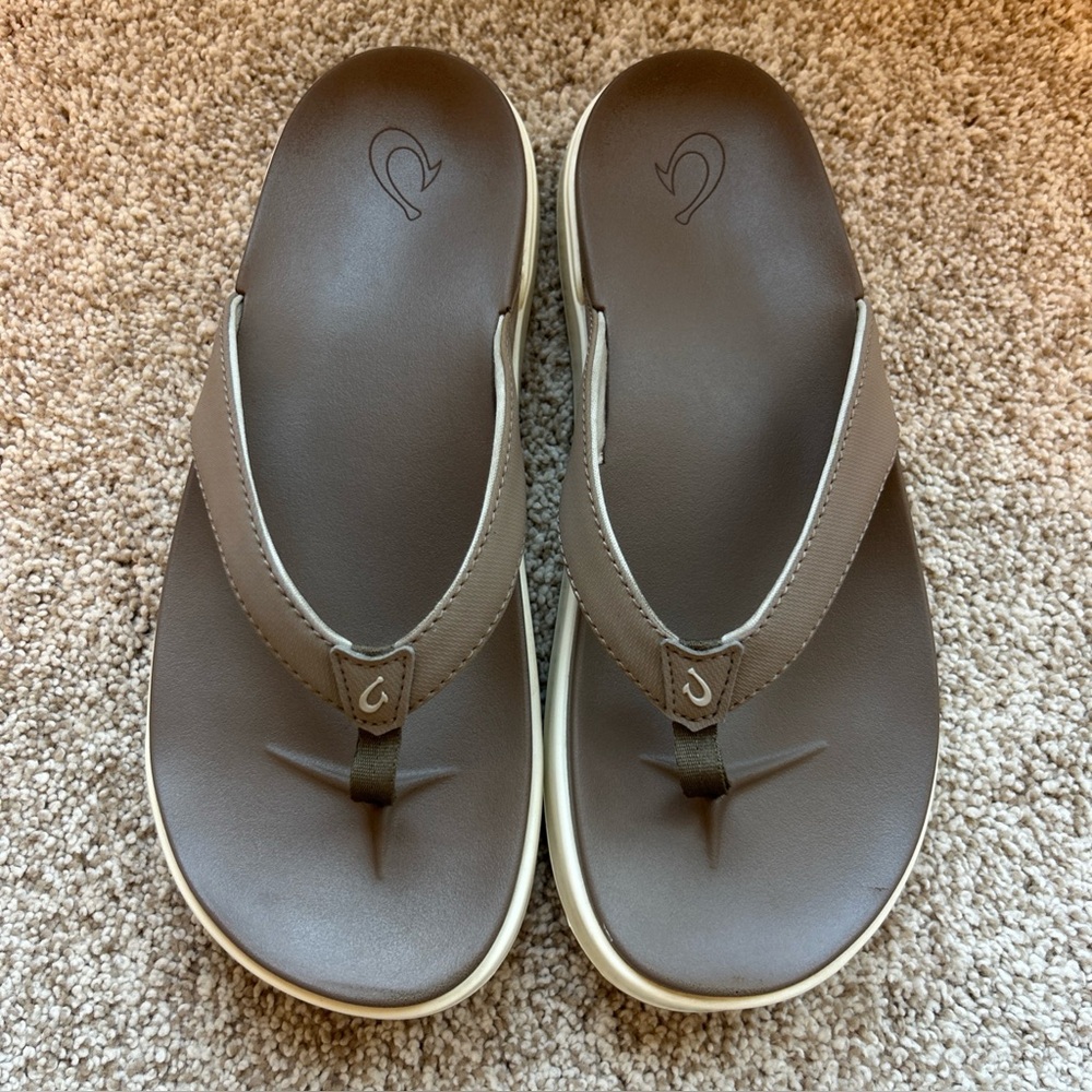 $80 OLUKAI NU'A PI'O Women’s Sz 9 WARM TAUPE FLIP FLOP BEACH/POOL SANDALS